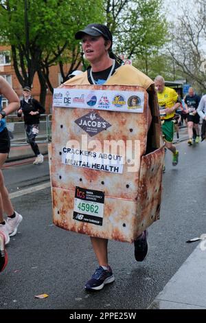 Londres, Royaume-Uni. 23rd avril 2023. Un coureur habillé comme une boîte de craquelins suit Jamaica Road, sur les 11th miles de la route de 26,2 miles de long. Le marathon de Londres reprend son horaire initial au printemps, après avoir été déplacé à l'automne pendant la pandémie de Covid, avec 47 000 coureurs qui descendent dans la rue. Crédit : onzième heure Photographie/Alamy Live News Banque D'Images