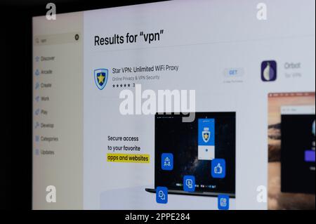 New york, États-Unis - 18 avril 2023 : recherche d'une application VPN dans l'Apple Store sur l'écran de l'ordinateur en gros plan Banque D'Images