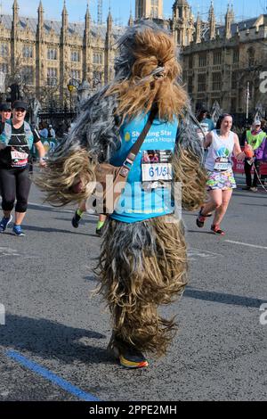 Londres, Royaume-Uni. 25th mars 2023. Le participant au marathon de Londres s'est habillé comme Ewok. Les coureurs de marathon sont presque à la fin de leur voyage pour atteindre la place du Parlement. Six heures après le début de l'événement, un flux régulier de coureurs passe toujours. Crédit : onzième heure Photographie/Alamy Live News Banque D'Images