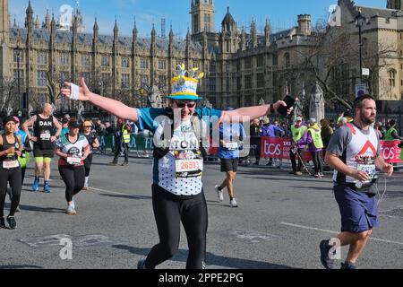 Londres, Royaume-Uni. 25th mars 2023. Les coureurs de marathon sont presque à la fin de leur voyage pour atteindre la place du Parlement et lever les bras pour célébrer. Six heures après le début de l'événement, un flux régulier de coureurs passe toujours. Crédit : onzième heure Photographie/Alamy Live News Banque D'Images