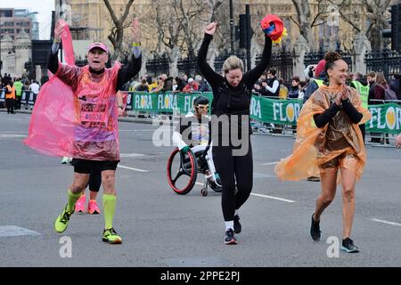 Londres, Royaume-Uni. 25th mars 2023. Les coureurs de marathon sont presque à la fin de leur voyage pour atteindre la place du Parlement et lever les bras pour célébrer. Six heures après le début de l'événement, un flux régulier de coureurs passe toujours. Crédit : onzième heure Photographie/Alamy Live News Banque D'Images