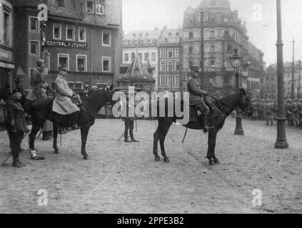 Le général français Fayolle réexamine les troupes alors qu'elles marchent en Mayence en Allemagne en 1919 en 1919, pendant l'occupation alliée de la Rhénanie. Après WW1, les alliés ont occupé la rive gauche du Rhin pendant 11 ans. Banque D'Images