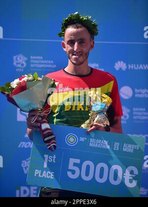 Belgrade, Serbie. 23rd avril 2023. Le lauréat Chakib Lachgar de Morroco pose avec le trophée au Marathon de Belgrade 36th à Belgrade, en Serbie, sur 23 avril 2023. Crédit: Predrag Milosavljevic/Xinhua/Alay Live News Banque D'Images