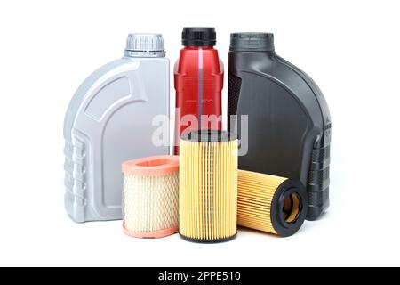 Éléments de filtre à huile moteur et bidons d'huile moteur isolés sur un fond blanc. Récipients, stockage en plastique ou remplacement de l'huile et du filtre Banque D'Images