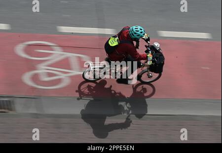 PRODUCTION - 20 avril 2023, Hesse, Francfort-sur-le-main : un cycliste est sur une piste cyclable rouge dans le centre-ville (tourné avec une vitesse d'obturation plus longue). Sur 24 avril 2023, l'ADFC présentera les résultats de l'essai climatique 2022 de la bicyclette pour Hesse. L'enquête de l'automne 2022 vise à fournir des renseignements sur les municipalités de Hesse qui sont particulièrement adaptées aux vélos - et sur les endroits où il est nécessaire de rattraper leur retard. Dans le test de climat à vélo, les citoyens des municipalités allemandes sont interrogés sur leur convivialité à vélo. Photo: Arne Dedert/dpa Banque D'Images