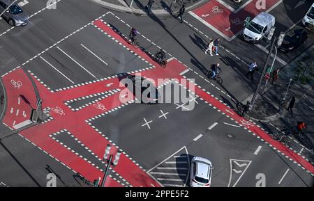 PRODUCTION - 20 avril 2023, Hesse, Francfort-sur-le-main: Cyclistes, piétons et voitures sont sur la route à une intersection près de l'Alte Oper, qui est marquée de voies rouges pour le vélo. Sur 24 avril 2023, l'ADFC présentera les résultats de l'essai climatique 2022 de la bicyclette pour Hesse. L'enquête de l'automne 2022 vise à fournir des renseignements sur les municipalités de Hesse qui sont particulièrement adaptées aux vélos - et sur les endroits où il est nécessaire de rattraper leur retard. Dans le test de climat à vélo, les citoyens des municipalités allemandes sont interrogés sur leur convivialité à vélo. Photo: Arne Dedert/dpa Banque D'Images