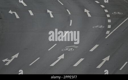 PRODUCTION - 20 avril 2023, Hesse, Francfort-sur-le-main : une route à plusieurs voies dans le centre-ville est marquée de flèches directionnelles et d'une piste cyclable. Sur 24 avril 2023, l'ADFC présentera les résultats de l'essai climatique 2022 de la bicyclette pour Hesse. L'enquête de l'automne 2022 vise à fournir des renseignements sur les municipalités de Hesse qui sont particulièrement adaptées aux vélos - et sur les endroits où il est nécessaire de rattraper leur retard. Dans le test de climat à vélo, les citoyens des municipalités allemandes sont interrogés sur leur convivialité à vélo. Photo: Arne Dedert/dpa Banque D'Images