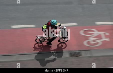 PRODUCTION - 20 avril 2023, Hesse, Francfort-sur-le-main : un cycliste est sur une piste cyclable rouge dans le centre-ville (tourné avec une vitesse d'obturation plus longue). Sur 24 avril 2023, l'ADFC présentera les résultats de l'essai climatique 2022 de la bicyclette pour Hesse. L'enquête de l'automne 2022 vise à fournir des renseignements sur les municipalités de Hesse qui sont particulièrement adaptées aux vélos - et sur les endroits où il est nécessaire de rattraper leur retard. Dans le test de climat à vélo, les citoyens des municipalités allemandes sont interrogés sur leur convivialité à vélo. Photo: Arne Dedert/dpa Banque D'Images
