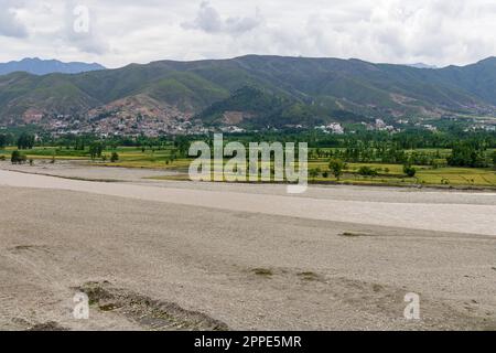 Vue grand angle sur une rivière après inondation dans la vallée Banque D'Images