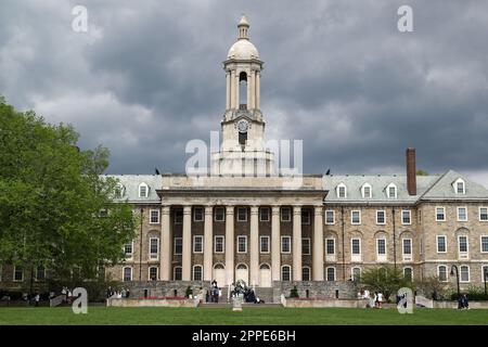 State College, États-Unis. 23rd avril 2023. Les étudiants se réunissent à l'extérieur de Old main, sur le campus de l'université d'État de Pennsylvanie, au State College, en Pennsylvanie, le dimanche, à 23 avril 2023. (Photo de Paul Weaver/Sipa USA) crédit: SIPA USA/Alay Live News Banque D'Images