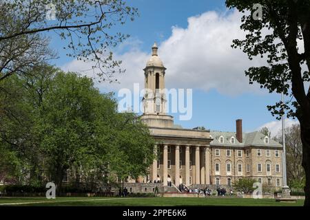 State College, États-Unis. 23rd avril 2023. Les étudiants se réunissent à l'extérieur de Old main, sur le campus de l'université d'État de Pennsylvanie, au State College, en Pennsylvanie, le dimanche, à 23 avril 2023. (Photo de Paul Weaver/Sipa USA) crédit: SIPA USA/Alay Live News Banque D'Images