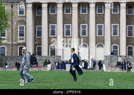 State College, États-Unis. 23rd avril 2023. Les étudiants sont vus à l'extérieur de Old main sur le campus de l'université d'État de Pennsylvanie, au Collège d'État, le dimanche, 23 avril 2023. (Photo de Paul Weaver/Sipa USA) crédit: SIPA USA/Alay Live News Banque D'Images