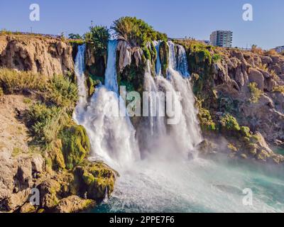 Les chutes de Duden inférieures tombent d'une falaise rocheuse tombant d'environ 40 m dans la mer Méditerranée dans des nuages d'eau étonnants. Tourisme et destination de voyage Banque D'Images