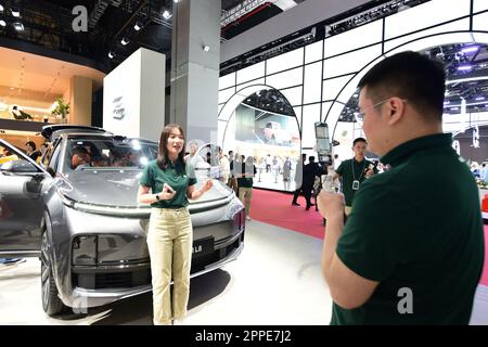 LI AUTO L8 est vu au salon de l'auto de Shanghai 2023 à Shanghai, Chine, 21 avril 2023. LA conduite intelligente LI est divisée en produits AD Max et AD Pro Banque D'Images