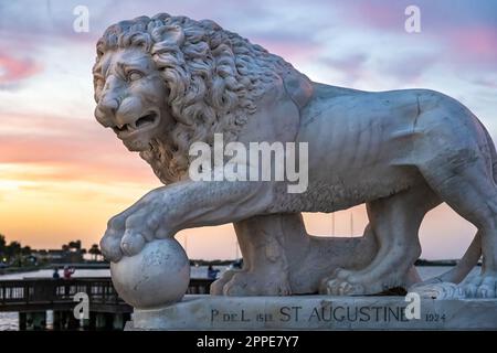 Statue de lion de marbre de Carrare au pont des Lions sur la baie de Matanzas dans le centre-ville historique de St. Augustine, Floride. (ÉTATS-UNIS) Banque D'Images