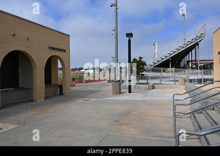 HUNTINGTON BEACH, CALIFORNIE - 23 avril 2023 : stade de football sur le campus de Huntington Beach Union High School. Banque D'Images