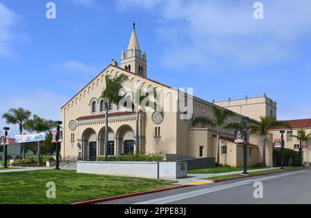 HUNTINGTON BEACH, CALIFORNIE - 23 avril 2023 : Huntington Beach Union High School et son clocher emblématique sur main Street. Banque D'Images