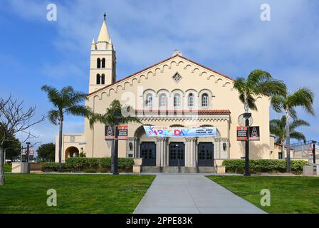 HUNTINGTON BEACH, CALIFORNIE - 23 avril 2023 : Huntington Beach Union High School et son clocher emblématique sur main Street. Banque D'Images