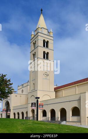 HUNTINGTON BEACH, CALIFORNIE - 23 avril 2023 : Huntington Beach Union High School et son clocher emblématique sur main Street. Banque D'Images