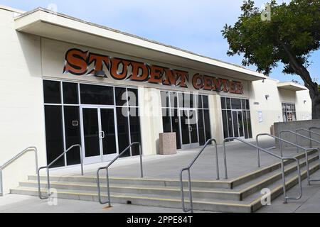 HUNTINGTON BEACH, CALIFORNIE - 23 avril 2023: Centre d'étudiants sur le campus de Huntington Beach Union High School. Banque D'Images