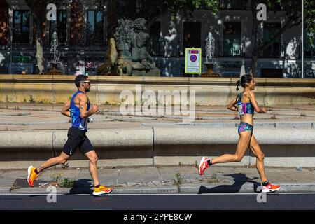 Madrid, Espagne. 23rd avril 2023. Marta Galimany (R) termine la course en tant que première médaille de bronze et classée espagnole lors du Marathon de Madrid de la série Rock 'n' Roll de Zurich. L'événement sportif (Zurich Rock 'n' Roll Running Series Madrid Marathon) a rassemblé plus de 35 000 coureurs, dont près de 10 000 athlètes étrangers de 110 pays. Les gagnants étaient Kusuro (2:10:29) et les Kenyans Sila Kiptoo (2:10:31) et Bernard Kimkemimi (2:10:32). Crédit : SOPA Images Limited/Alamy Live News Banque D'Images