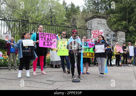 State College, États-Unis. 23rd avril 2023. Un manifestant parle lors d'un rassemblement pour les écoles publiques du comté de Safe Center. Le rassemblement a eu lieu en réponse à un événement appelé « camp d'amorçage de la carte scolaire » organisé par Chuck Mason. Le camp d'entraînement destiné à aider les membres du conseil scolaire et les candidats à « créer des politiques informées qui s'opposent au CRT, au LGBTQ et À LA DEI pour protéger les enfants » a été annulé après l'annonce de la manifestation. Crédit : SOPA Images Limited/Alamy Live News Banque D'Images