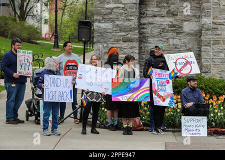 State College, États-Unis. 23rd avril 2023. Les manifestants tiennent des pancartes lors d'un rassemblement pour les écoles publiques du comté de Safe Center. Le rassemblement a eu lieu en réponse à un événement appelé « camp d'amorçage de la carte scolaire » organisé par Chuck Mason. Le camp d'entraînement destiné à aider les membres du conseil scolaire et les candidats à « créer des politiques informées qui s'opposent au CRT, au LGBTQ et À LA DEI pour protéger les enfants » a été annulé après l'annonce de la manifestation. Crédit : SOPA Images Limited/Alamy Live News Banque D'Images