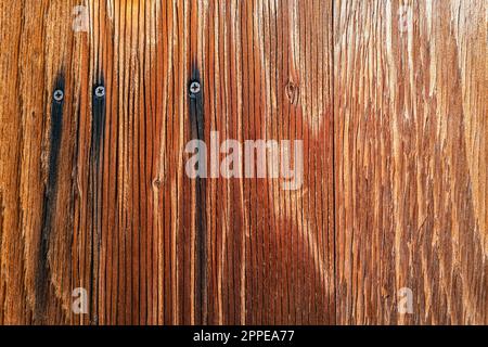 Détail d'un panneau en bois avec trois vis Banque D'Images