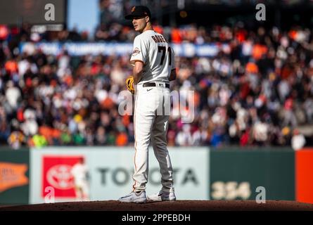 San Francisco, Californie, États-Unis. 23 avril 2023 San Francisco CA, États-Unis Le pichet de secours de San Francisco Tyler Rogers (71) remplace le pichet de secours Ross Stripling (48) en tête du 5th dîner pendant le match MLB entre les mets de New York et les Giants de San Francisco.les Giants battent les mets 5-4 à Oracle Park San Francisco Calif. Thurman James/CSM crédit: CAL Sport Media/Alay Live News Banque D'Images