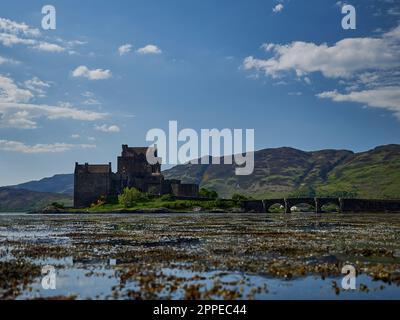 Eilean Donan, Écosse - 05 26 2018 : ancien et historique château eilean donan sur la côte nord de l'Écosse, par une journée ensoleillée avec des reflets dans t Banque D'Images