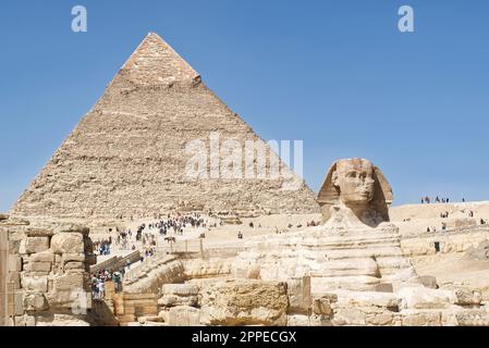 Le Grand Sphinx et la pyramide de Khafre (Chephren) dans le plateau de Gizeh. Égypte. Banque D'Images