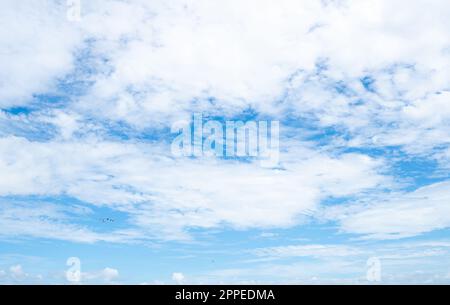 Magnifique ciel bleu et nuages blancs arrière-plan abstrait. Arrière-plan Cloudscape. Ciel bleu et nuages blancs moelleux le jour ensoleillé avec des oiseaux volant. Banque D'Images