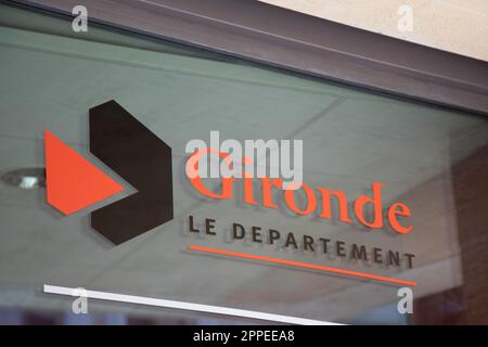 Bordeaux , Aquitaine France - 04 17 2023 : Gironde le département texte et signe logo fenêtres bureau français sud-ouest emblèmes marque du département Banque D'Images