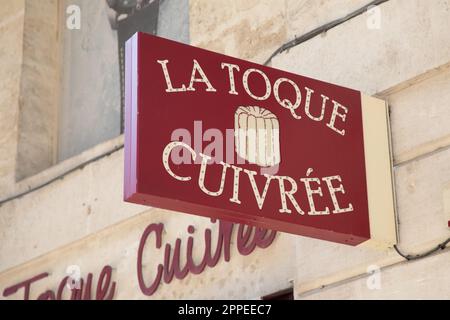 Bordeaux , Aquitaine France - 04 17 2023 : la toque cuivree logo marque et texte signe de Caneles french Pastry Company Made Traditional Canelé de Bo Banque D'Images