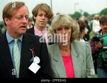 Photo du dossier datée du 07/06/92 de Camilla Parker-Bowles, maintenant la reine Consort, avec son mari d'alors Andrew Parker-Bowles et son fils Tom assistant à un match de polo à Smith's Lawn, Windsor. La reine Consort sera couronnée à côté de son mari le roi Charles III, un moment symbolique qui scellera la place de Camilla dans l'histoire de la monarchie. Date de publication : lundi 24 avril 2023. Banque D'Images