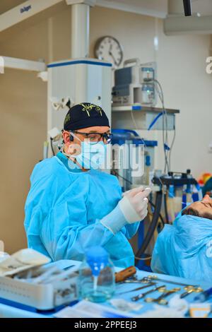 le chirurgien plasticien opère sur un patient dans la salle d'opération Banque D'Images