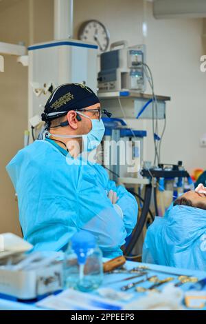 le chirurgien plasticien opère sur un patient dans la salle d'opération Banque D'Images