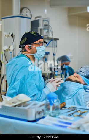 le chirurgien plasticien opère sur un patient dans la salle d'opération Banque D'Images