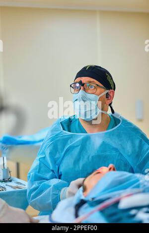 le chirurgien plasticien opère sur un patient dans la salle d'opération Banque D'Images