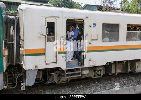 Yangon Circular Railway, Gare et passagers, Banque D'Images