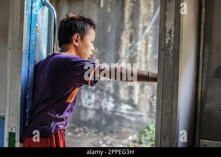 Yangon Circular Railway, Gare et passagers, Banque D'Images