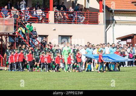 Ivancsa, Hongrie – 19 octobre 2022. Ivancsa KSE et Ferencvaros joueurs arrivant sur le terrain de Karolyi Istvan Sporttelep sports terrain avant Hung Banque D'Images