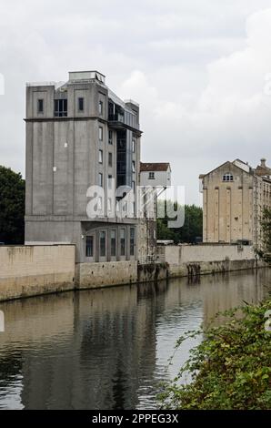 Entrepôts historiques, maintenant convertis en appartements et bureaux sur le quai à côté de la rivière Avon à Bath, Somerset vue sur un ciel nuageux jour de septembre. Banque D'Images