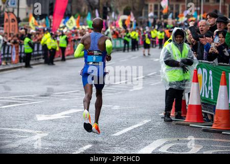 Westminster, Londres, Royaume-Uni. 23rd avril 2023. Sir Mo Farah en course au marathon de Londres à Westminster. Sir Mo est venu 9th ans dans son dernier marathon de Londres et a annoncé qu'il allait prendre sa retraite en septembre. C'était clairement un jour émotionnel pour Sir Mo. Des milliers de personnes ont tracé la route et ont acclamé bruyamment lorsqu'il a traversé Westminster. Credit: Alamy Live News Banque D'Images