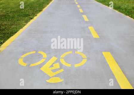 Piste cyclable avec panneau jaune peint pour vélo Banque D'Images