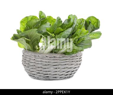 Cabages de pak choy vert frais dans un panier en osier sur fond blanc Banque D'Images