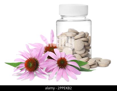 Bouteille avec des pilules de vitamine et de belles fleurs d'échinacée sur fond blanc Banque D'Images