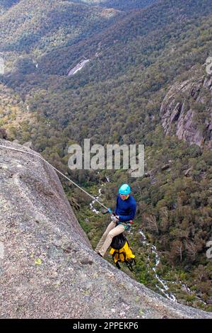 Descente en rappel dans la gorge sur le mont Buffalo Banque D'Images