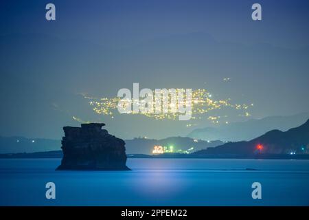 Village brumeux. La scène nocturne de la ville de montagne, qui est brumeuse et rêveuse. Vue de nuit sur Jiufen depuis Jinshan en face de la mer, Taïwan. Banque D'Images