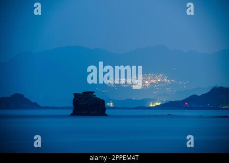 Village brumeux. La scène nocturne de la ville de montagne, qui est brumeuse et rêveuse. Vue de nuit sur Jiufen depuis Jinshan en face de la mer, Taïwan. Banque D'Images